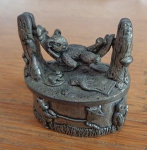 Hübsche Vintage Zinn Schmuck Schnupftabak Pillendose Topf Bär in Hängematte A E Williams - Bild 1 von 9