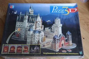 1998 MB PUZZL3D PUZZLE 3D CASTELLO DI NEUSCHWANSTEIN CON LUCI 836 PEZZI SIGILLATO - Foto 1 di 3