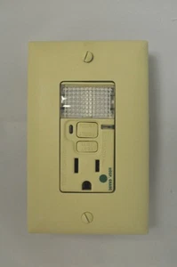 (Lote de 10 piezas) Combo de luces nocturnas de grado hospitalario P&S 15A GFCI marfil con LED 1595-HGNTLI - Imagen 1 de 3