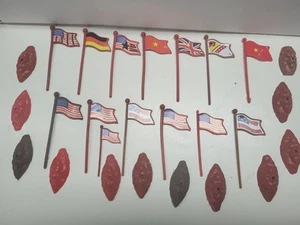 Lot Of 26 Plastic Army Men 14 Flags And 12 Bases - Picture 1 of 2