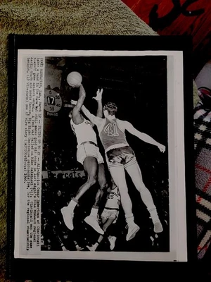 1960 OSCAR ROBERTSON NCAA БАСКЕТБОЛ ФОТО CINCINNATI BEARCATS NBA ABA HOF США - Изображение 1 из 4