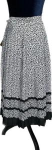Neu mit Etikett Vintage Oui Petites by Tan Jay Damen schwarz & weiß Blumenmuster Faltenrock - Bild 1 von 6