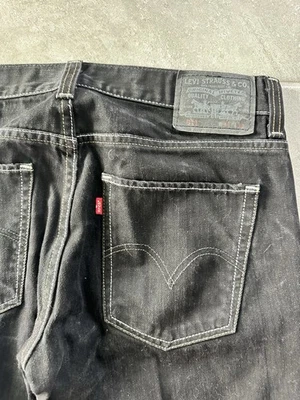 Pantalones de mezclilla Levi’s 511 negros ajustados rectos con costuras en contraste Foto 1 de 4
