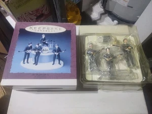 THE BEATLES GESCHENKSET 5 WEIHNACHTSSCHMUCK + MIKROFONE & BÜHNE UNBENUTZT MIT BOX - Bild 1 von 8