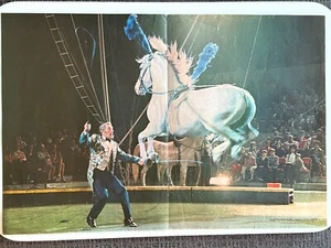 Revista de colección 1973 Centerfold Ringling Bros Barnum & Bailey Circus Liberty Horses - Imagen 1 de 2
