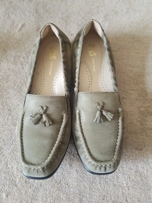 Zapatos SAS Hope Talla 9 Anchos Verde Salvia Tundra Sin Cordones Borlas Mocasines Gamuza Usados en Excelente Condición Foto 1 de 4
