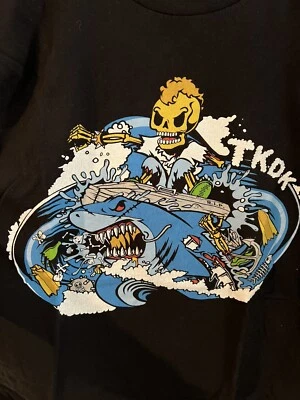 TokiDoki TKDK Hombres Camisa Grande Negra Camiseta Surf Tiburón Esqueleto Halloween Ataúd Foto 1 de 4