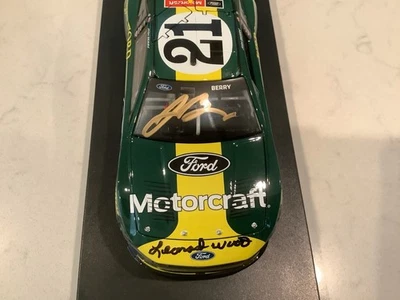 JOSH BERRY & WOOD BROTHERS AUTOGRAFADO 2025 MOTORCRAFT RETROCESSO FUNDIDO E CARTÃO - Imagem 1 de 4