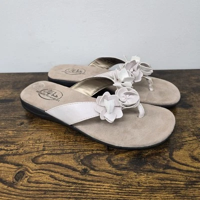Sandalias LifeStride Simply Comfort Igual Detalle Floral Tanga Cuña Baja Taupe 7M Foto 1 de 4