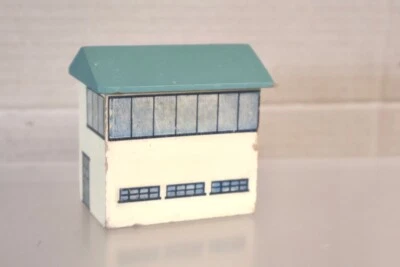 HORNBY DUBLO PRE WAR 1939 WOODEN SIGNAL BOX 2pmv - Image 1 of 4
