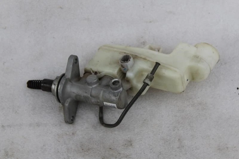 2015 TOYOTA CAMRY BRAKE MASTER CYLINDER WITH RESERVOIR NON-HYBRID - Image 1 of 3
