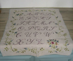Abécédaire brodé sur tissu à décor floral - Imagen 1 de 13