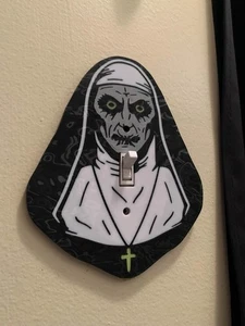 Cubierta de placa de pared holográfica mística Evil Nun | Decoración de pared de Halloween - Imagen 1 de 4