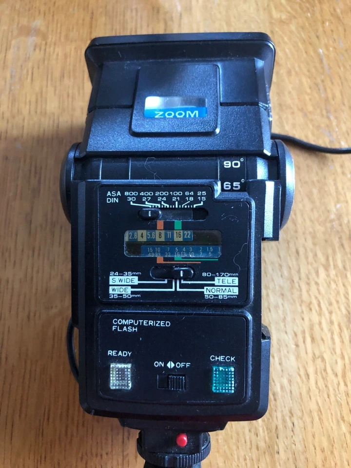 Unidad de flash computarizada Rokinon con zoom ajustable para cámaras Foto 1 de 2