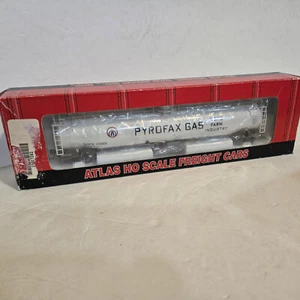 Atlas HO 1728-2 Pyrofax SHPX 33,000 Gallon Tank Car. - Picture 1 of 9