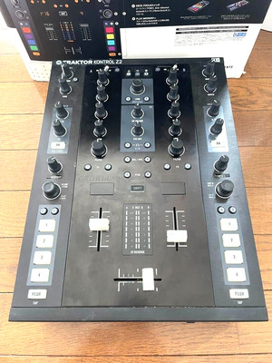 Native Instruments Traktor Kontrol Z2 DJ Mixe...