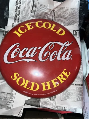 Letrero de botón vintage Ice Cold Coca Cola vendido aquí soda 12" 1999 Foto 1 de 4