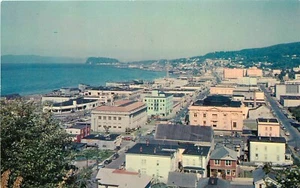 Tarjeta postal a color vista de pájaro Astoria Oregon Court House años 50 25-2697 - Imagen 1 de 2
