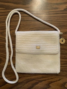 SAK gehäkelte Mini Tasche. Perlenfarben mit silberfarbenen/gelben Hängeetiketten. - Bild 1 von 8