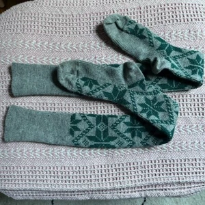Vintage Wigwam Tall Sno-fire Snowflake Knicker Socks green and gray - Picture 1 of 3