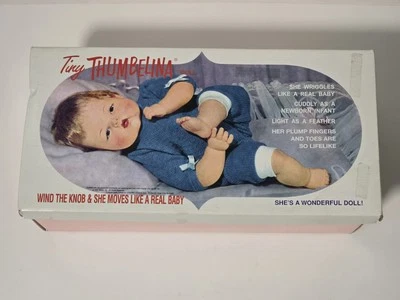 美泰小拇指姑娘娃娃收藏品概念带盒 2001 年复制品 #04431 — 第 1/4 张图片