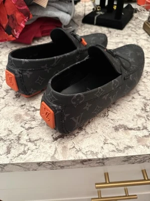 Mocassins driver monograma Louis Vuitton monograma preto com destaque laranja - Imagem 1 de 4