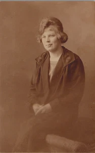 RPPC Portrait lächelnde sitzende Frau ~ Hände geschlossen ~ Niederlande unbespielt - Bild 1 von 2