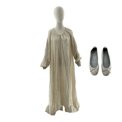 Camisón y bailarinas My Lady Jane Emily Bader usado escena eliminada certificado de autenticidad Foto 1 de 4