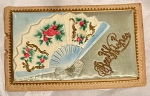 Antike 1900er geprägte Seide Puffy Postkarte Vintage Klappfächer Motiv "Beste Wünsche" - Bild 1 von 3