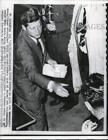 1960 Press Photo Hyannis Mass. President Elect Joh F Kennedy Shakes Hands.