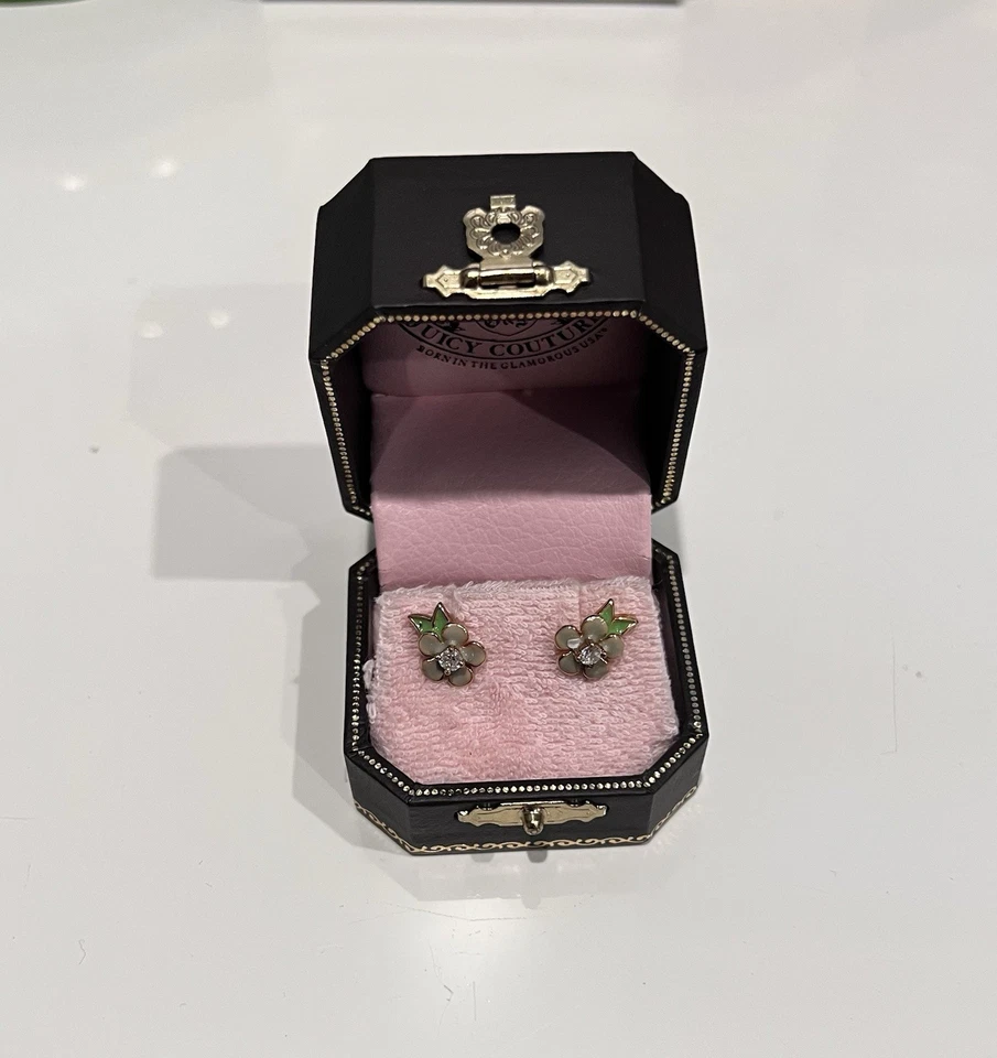 Juego de pendientes Juicy Couture - Tachuelas de flores y tachuelas de abeja con caja de regalo Foto 1 de 3