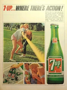 Botella 7-Up Soda Pop Refresco Picnic Tira y afloja Friends Anuncio impreso de colección 1965 - Imagen 1 de 4