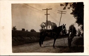 Cartolina RPPC Uomo Con Cavallo Nero Casa - Foto 1 di 2