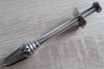 Ancienne pince à sucre en métal argenté. - Photo 1/4