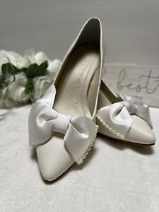 Aguiar handmade ivory leather shoes size 7 / 24 with bow and pearl details