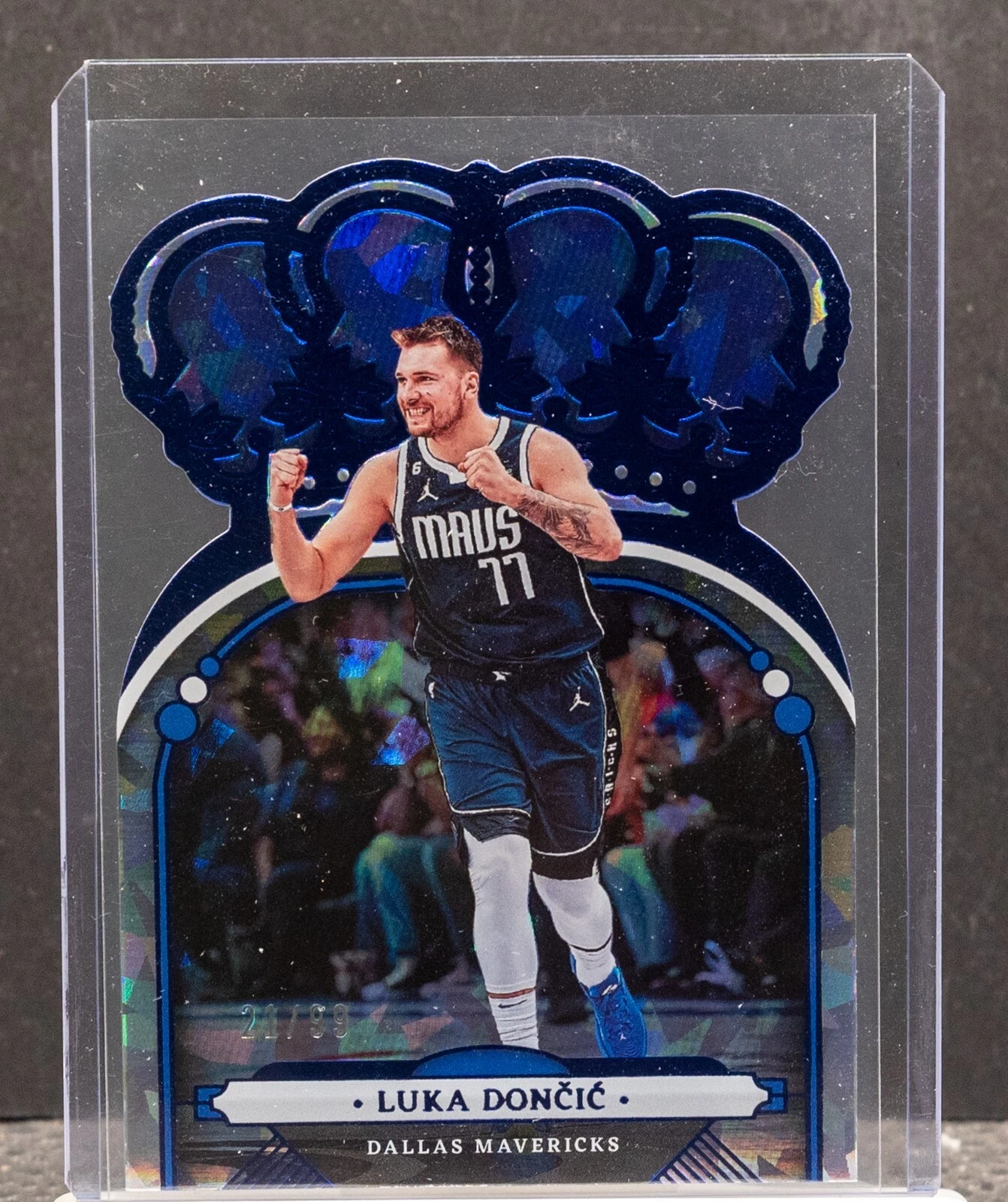 Luka Doncic 2022-23 Crown Royale 80 Blue Crystal 21/99 Mavericks HW16