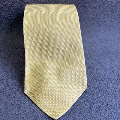 Gravata Tom James Executive Collection seda texturizada dourada feita nos EUA - Imagem 1 de 4