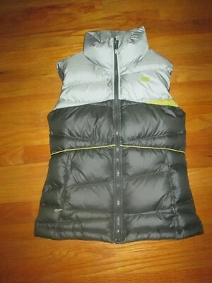 Colete Feminino Nike Goose Down Colorblock 2 Tons Exército de Esqui Verde Oliva Cinza Pequeno - Imagem 1 de 4