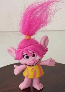 2019 DreamWorks Trolls Poppy In Yellow Pink Dress Figure Toy Replacement Piece - Picture 1 of 9