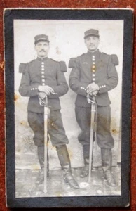 1900 CDV MILITAIRE DE 2 CAVALIERS CHASSEURS ARMES DE LEUR GRAND SABRE - Picture 1 of 2