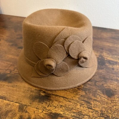 Sombrero Nine West Cloche con flor y hojas en el lateral. 100% lana. Marrón Foto 1 de 4