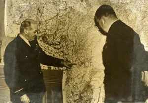 France Reims WWII Air Vice Marshal Playfair Studying Map Old Press Photo 1940 - Picture 1 of 4