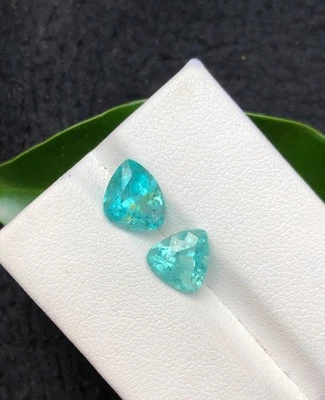 Paquete de gemas facetadas de la mejor calidad de Apatita azul neón peso 3,85 CT de África Foto 1 de 4