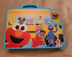 SESAMSTRASSE Elmo’s Learning Letters Bus Activity Board, Just Play 2023 / funktioniert - Bild 1 von 8