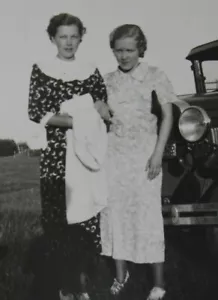 Oldtimer 20er Jahre Foto zwei Frauen vor Auto - Bild 1 von 3