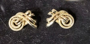 Orecchini Vintage Firmati Kramer New York Tono Oro Clip On Stile Unico Nodo Legato - Foto 1 di 4