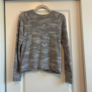 Athleta Girl Cozy Cross Your Fingers Sweatshirt Sz 14 XL Lounge Athletic Camo - Picture 1 of 9