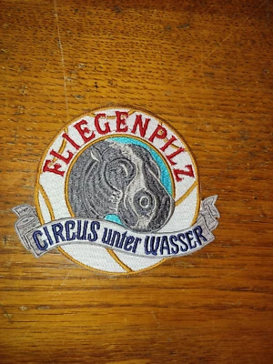 Circus Fliegenpilz unter Wasser Zirkus Circo Cirque Stoffaufnäher Flußpferd 1993 - Bild 1 von 4