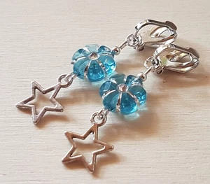 OHRCLIPS  KINDEROHRCLIPS ZIERLICH BLAUE GLITZERBLUMEN STERNE - Bild 1 von 2