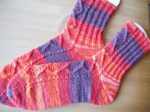 Handarbeit Strümpfe Socken Größe 39 - 41 bunt Zopfmuster Rippenmuster - Bild 1 von 3
